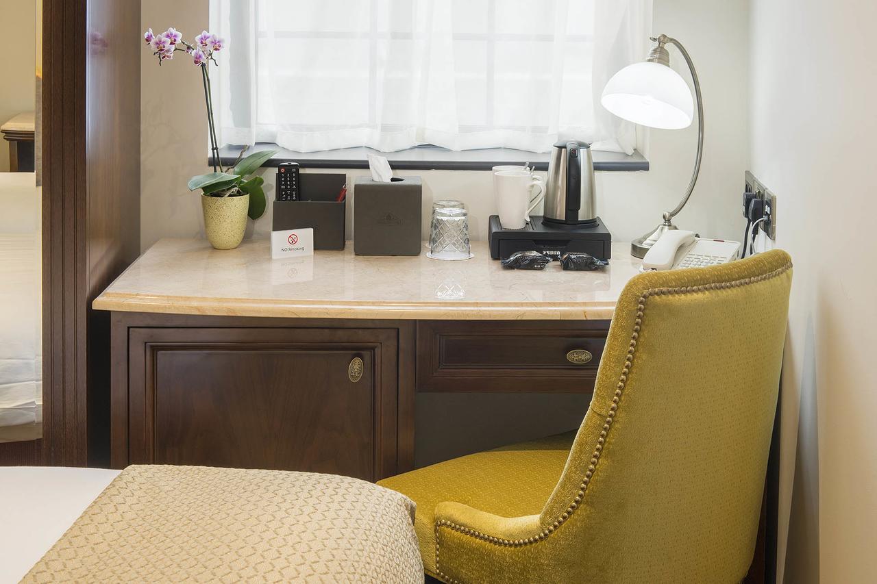 The George Street Hotel Oxford Ngoại thất bức ảnh A desk with a built-in lamp