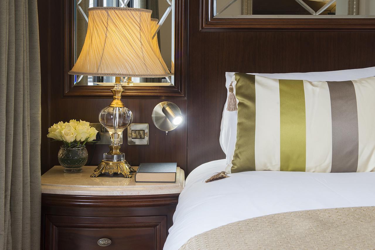 The George Street Hotel Oxford Ngoại thất bức ảnh A bedside table